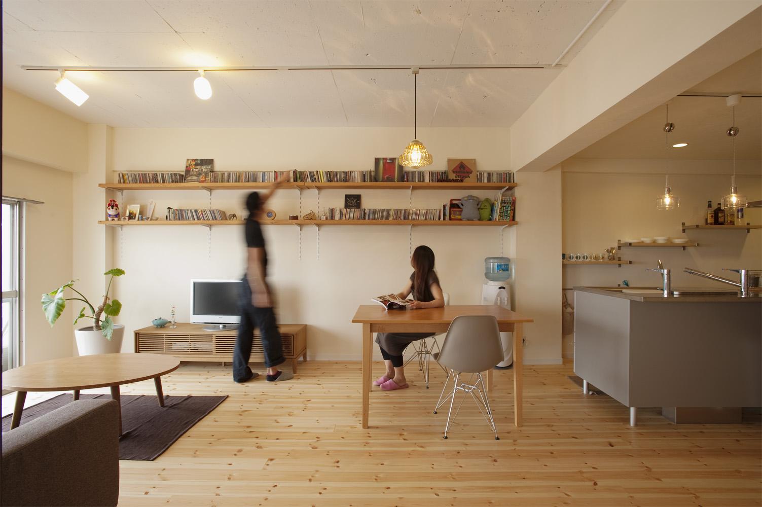 間仕切りをなくしてベランダに面した側を大きく開放した明るいＬＤＫ。天井はスケルトン状態にしてRCの躯体にそのまま塗装してざっくりとした雰囲気にしました。