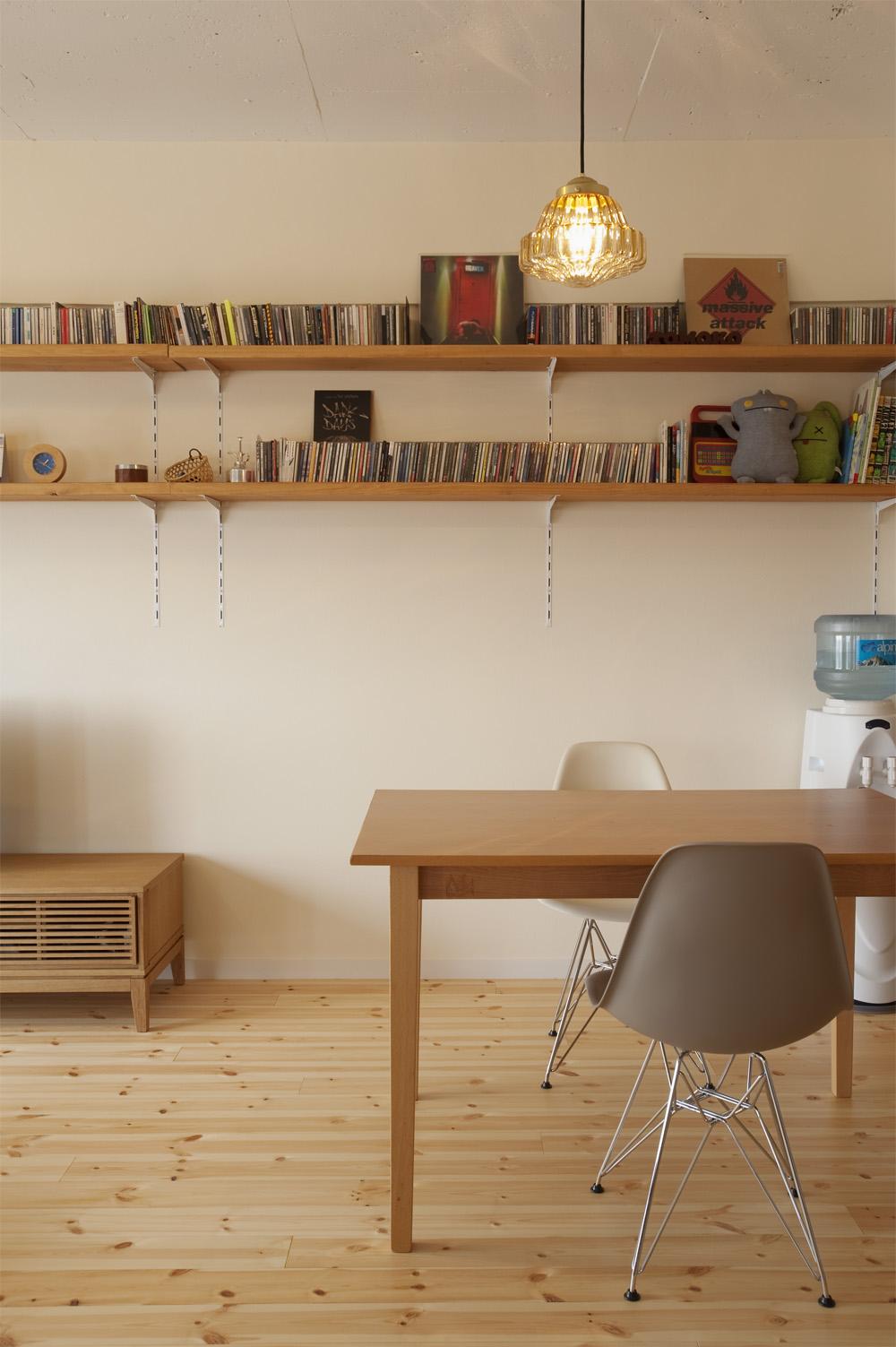 床は木目のはっきりとしたパイン無垢材。柱と梁はアンティークの温もりを感じさせる古材をつかっています。天井はRCの躯体をむき出しにして見せる演出で、素材感を活かしたデザインを提案しました。