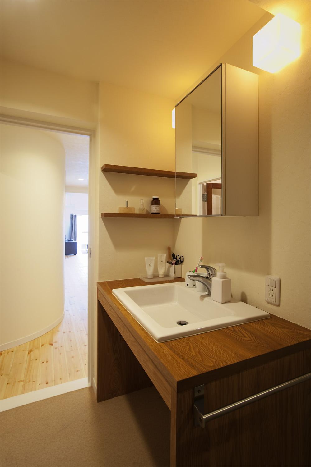 洗面室の場所はそのままで、設備と内装を一新しています。シンプルなデザインの洗面カウンターは造作です。