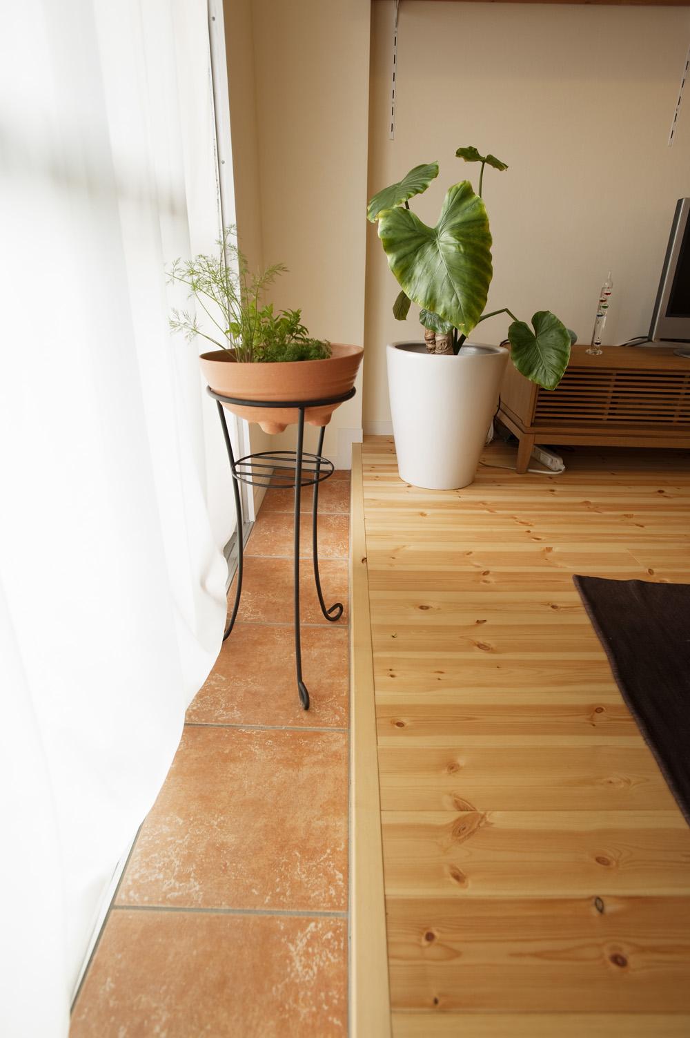 サッシ前の床に玄関と同じタイルを貼り、ちょっとしたサンテラスのような演出を提案しました。