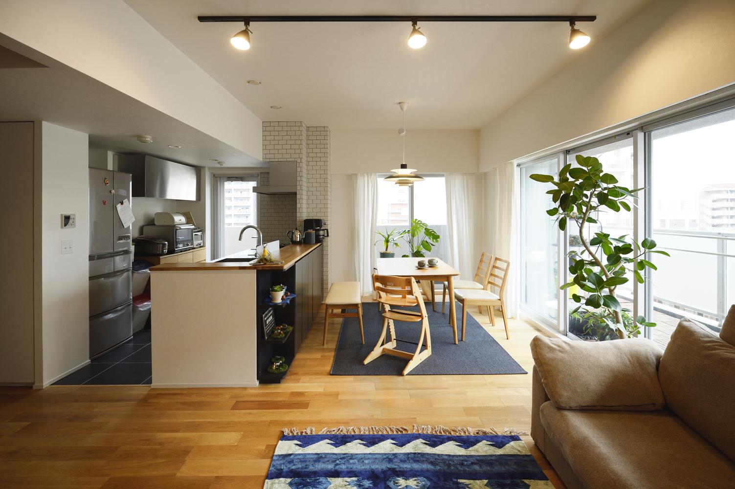 キッチンのカウンター上にあった吊り戸棚をなくすことでオープンに。バルコニーからの光がキッチンの奥まで届くようになりました。