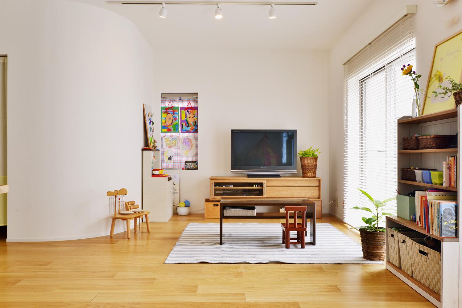 和室の押入はなくして、リビングから出入りできるウォークインクロゼットにしました。壁はアールにすることで、やわらかな印象に。入口は扉をつけずにカーテンで目隠しすることで、お子さんたちがモノを持ったまま自由に出入りできるようにしています。