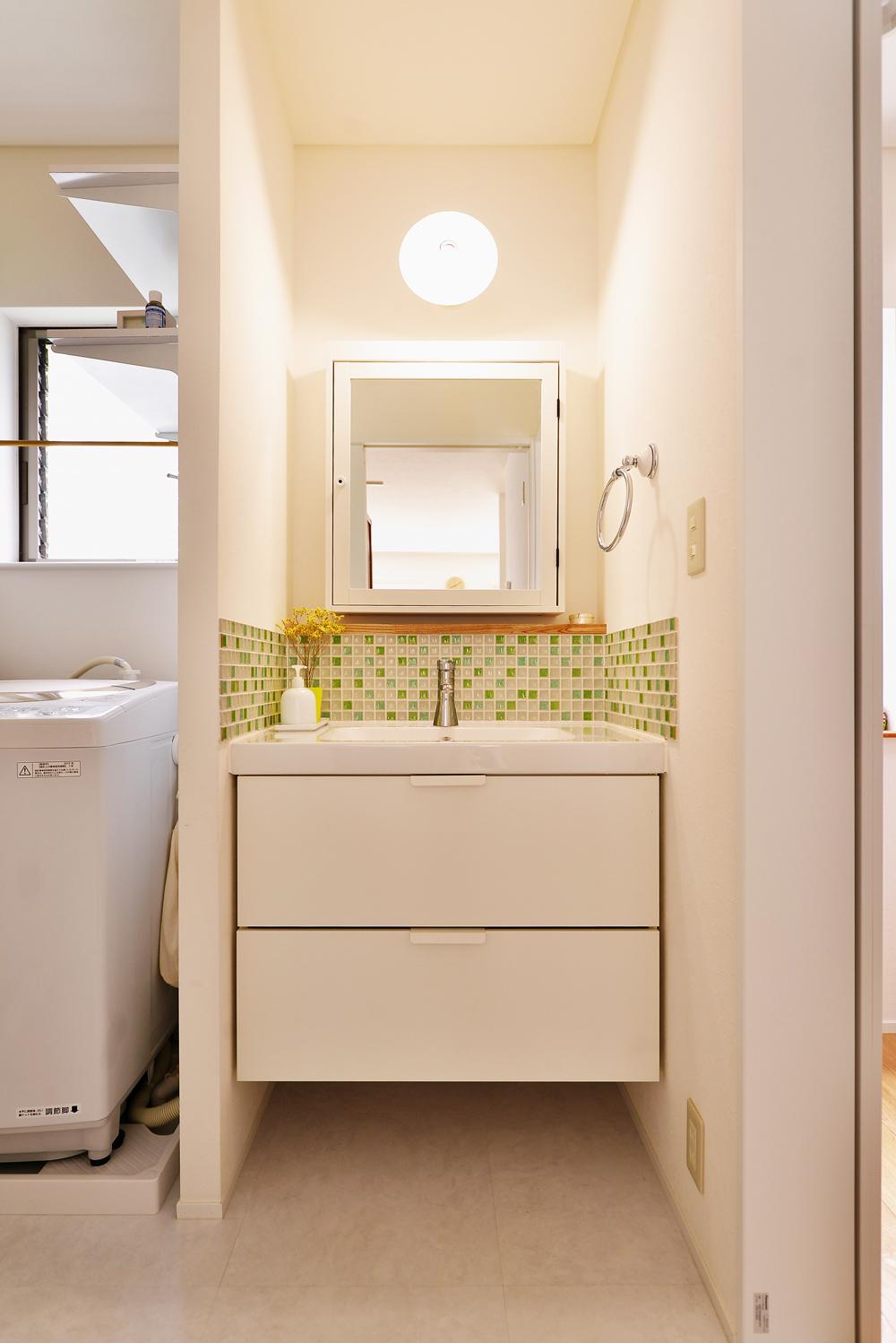洗面室はキッチンのすぐそばに。リビングからも直接出入りできるのでお子さまが帰ってきたらすぐに手を洗うことができます。