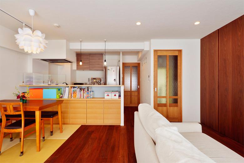 壁付けだったキッチンは対面式のオープンなカウンターキッチンに。常に家族の顔を見ながら料理ができるようになった。