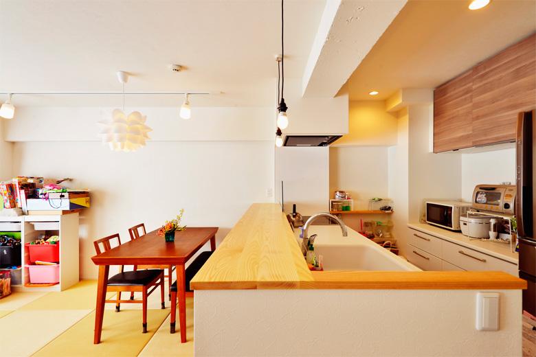 造作のカウンターは収納スペースもたっぷりで使いやすい。