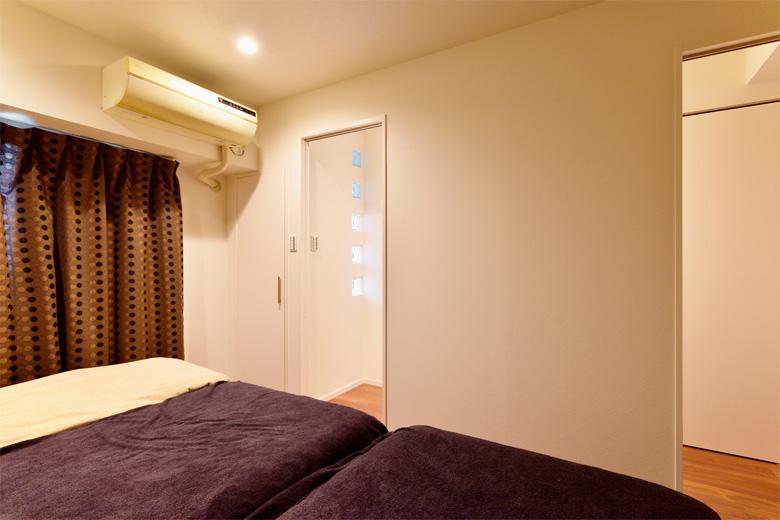 必要以上に広かった寝室は中央を廊下で分けて、2つの寝室とウォークインクロゼットに。写真の主寝室はドアを2つ設け、将来は仕切ってお子さんたちがそれぞれの個室として使う予定。