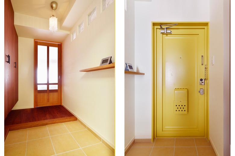 光が入らず暗い玄関は、大きなガラスを入れたデザインの造作建具と、壁のガラスブロックから光を入れることで明るい空間に。たたきも明るい色の磁器タイルを使用。ガラスブロックの入った壁は珪藻土。下足収納は造作。
玄関ドアはアクセントカラーで明るい雰囲気を演出。