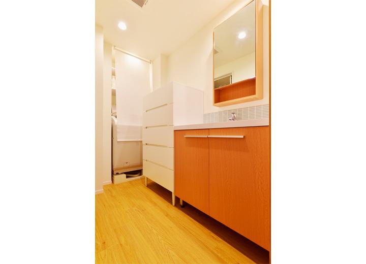 洗面台はHさんが自分で選んだお気に入りの製品を採用。壁はタイルでアクセントを。床は木目調のフロアタイル