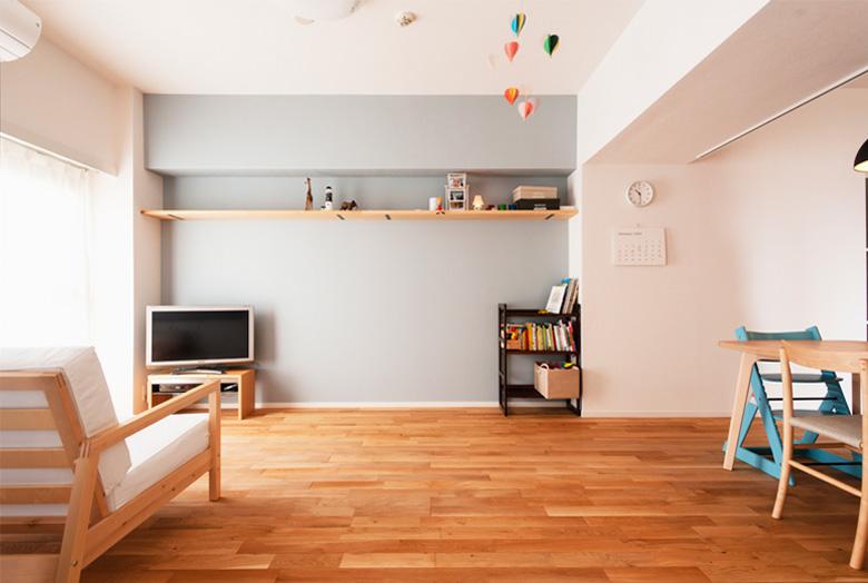 元々のLDKと洋室をつなげた開放的なLDK。奥の壁をブルーグレイのアクセントクロスに。