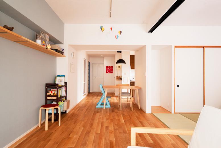 隣の和室との仕切りも壁から引戸にかえることで、よりゆったりと広い空間に。奥に見える白い扉は既存の収納扉を白く塗装したもの。