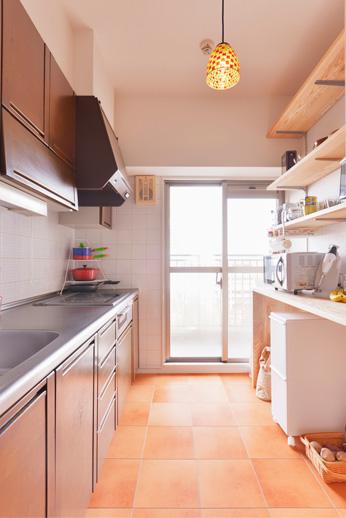 キッチンは既存の物をそのまま利用。壁側のカウンターと収納棚はアッシュフリー板で造作。扉のないオープンなデザインで使いやすく。