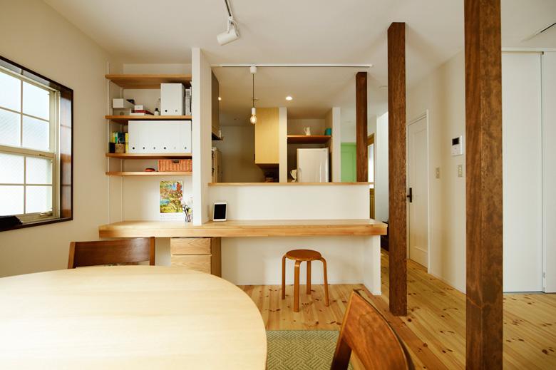 壁付けだったキッチンを、リビング・ダイニングを見渡せるオープンな対面キッチンに。ダイニング側にはカウンターを造作し、子どもたちが勉強をしたり、お絵かきしたりするのを料理をしながら見守ることができるように。