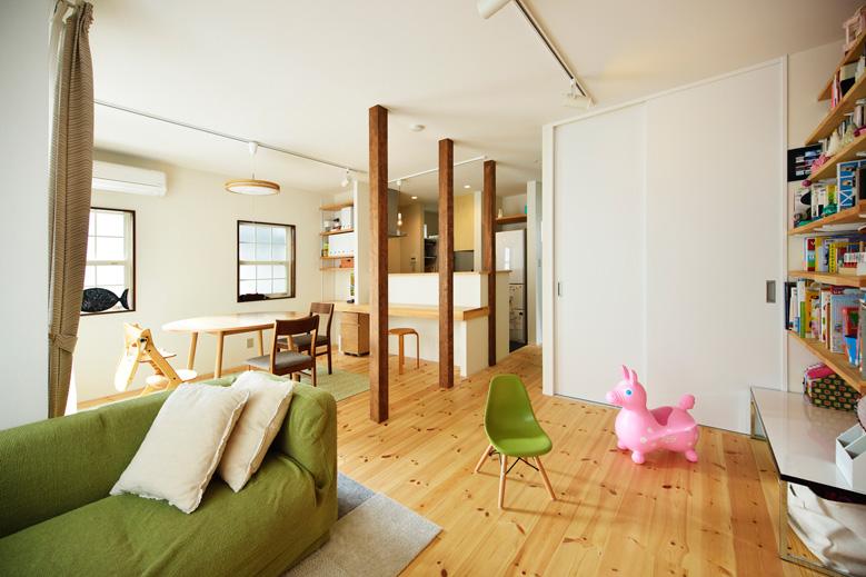 リビングは隣の和室との仕切りをなくし、広々としたＬＤＫに。仕切りの壁をなくしたことで出てきた構造の柱は、強度を考えてそのまま残しました。開放感を損なうことなく、ダイニングとリビングをゆるやかにゾーニングしています。