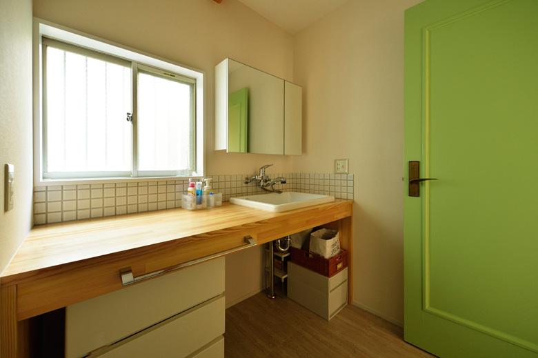 幅160cmの洗面カウンターを造作。お子さんが女の子2人なので、将来は姉妹で仲良く並んでもゆったり使える広さに。カウンター下はオープンにしてかごや棚などを自由に置くことができるにしました。