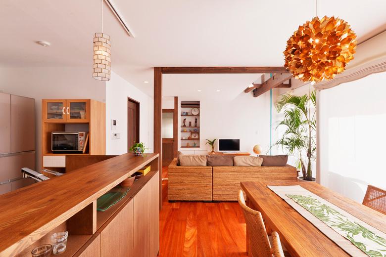 ＬＤＫと隣の洋室、廊下の仕切りをなくして実現した広々としたリビング。南面いっぱいに広がる空間は、明るく開放感たっぷり。強度を考え、構造の柱はそのままに。さらに梁を入れてしっかりと耐震補強も実施。