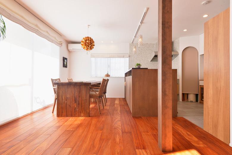 キッチンは対面式に。カウンターはナラ材で造作。ダイニング側は収納になっており、リビングやダイニングで使うものをその場でしまうことができます。