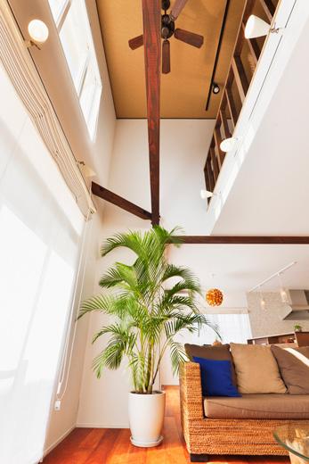 リビングの南側は2階の一部を使って吹抜けに。2階の窓からも光が入り、より開放的で明るいリビングが実現しました。