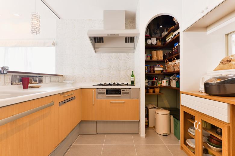 壁付けだったキッチンはL字の対面キッチンに。コーナーを活用して、パントリーも設置。