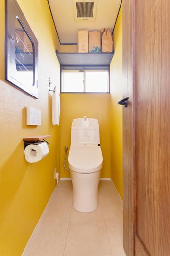 アジアンテイストがお好きだというTさん。トイレは思いっきり好きな雰囲気を出したいというご希望により、壁は温かみのある明るい黄色のクロスに。