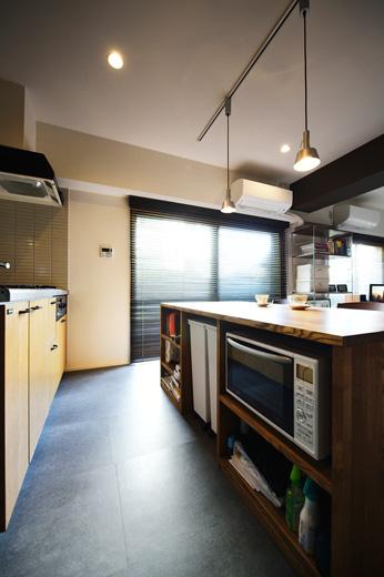 ダイニングテーブルとしても使えるカウンターは、キッチン側は家電収納棚に。収納するものに合わせて設計したオリジナル
