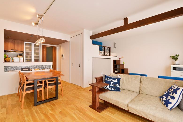 バルコニーに面してリビングと並んでいた和室を一体化し、広々としたＬＤＫに。和室との間仕切りがあった部分は、なんとなく空間を分けられるように飾り梁を入れてアクセントに。床はナラ無垢材、壁は白のクロスで明るくナチュラルな空間を演出しています。