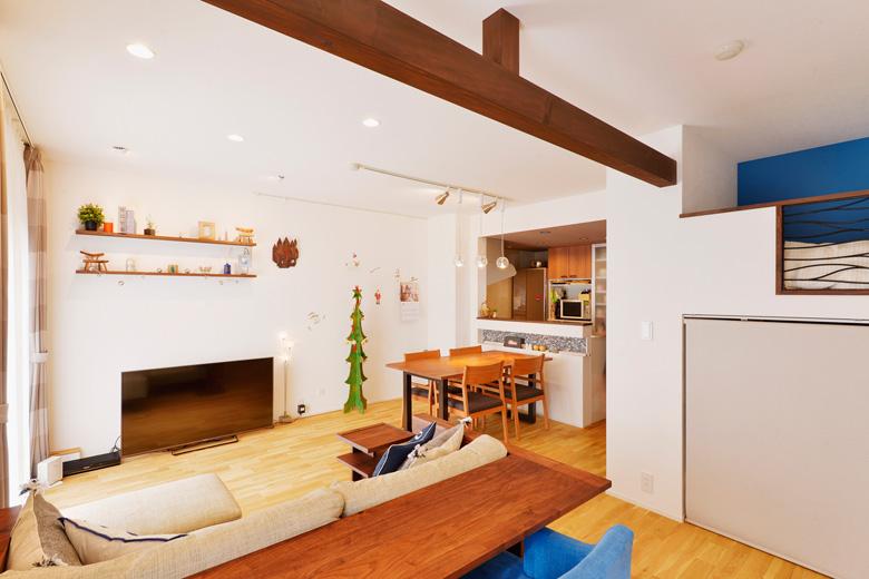 カウンター上の吊り戸棚をなくし、オープンにしたキッチン。キッチンの奥までバルコニーからの光が届くようになりました。飾り棚付きのカウンターは造作。内部のタイルはTさんの希望に合わせて選定しました。