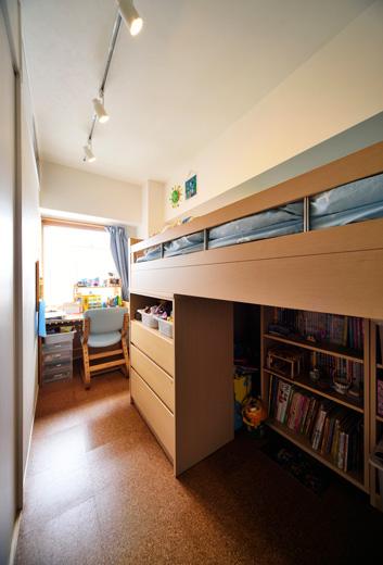 和室だった部分は２部屋に分けてお子さん２人分の個室に。ご希望のロフトベッドの大きさに合わせ、それぞれの部屋を設計した。床は足触りがやさしいコルクタイル