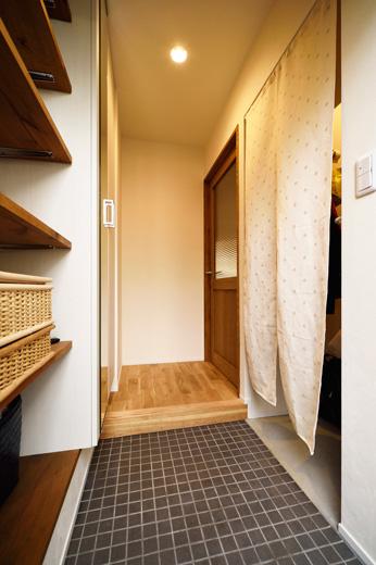 アウトドアやスポーツが趣味というYさんご一家。キャンプやサッカー用品などを家の中に持ち込まずに収納できるよう、玄関クロゼットを設けた。玄関には下足収納のほかにオープンな収納棚も設け、泥だらけなくつやバッグもすっきりと片付けられる工夫を