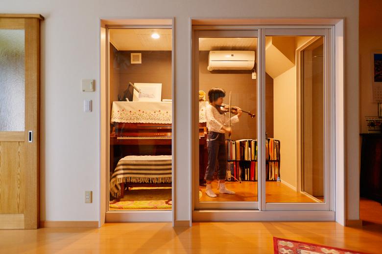 リビングとはFIX窓とガラスの引戸で仕切り、音を遮りながらも空間のつながりを実現。内部は床、天井、壁のすべてを防音専門の業者が施工。床はコルクタイルを貼った