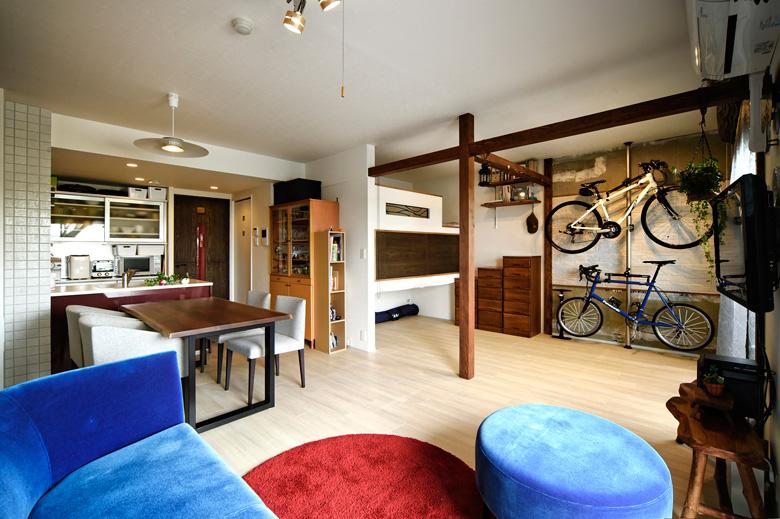 リビングと和室の仕切りをなくして開放的なＬＤＫに。間仕切りがあった部分には飾り梁を入れ、なんとなく空間を分けるように。梁にはロールスクリーンが取り付けてあり、必要に応じて仕切ることもできる。