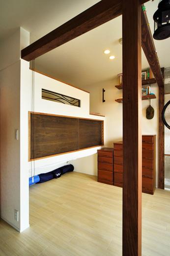 元和室の押入れの部分は、3段に分けて上段と下段をベッドスペースに。手摺りの部分はIさんが選んだアイアンを入れてアクセントにした。中段は収納スペース。梁の内側に取り付けたロールスクリーンを下すと仕切ることができ、落ち着ける空間が生まれる