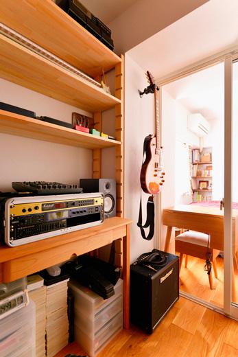 主寝室の隣の納戸は仕切りの壁をなくして一体化。その上で、一部をインナーサッシで仕切り、夫の趣味室に。ギターや音楽鑑賞を楽しめる空間です。壁には断熱材を入れ、防音効果も高めました。