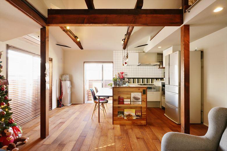 2階リビングは、屋根と壁に断熱材を入れ、サッシも気密性の高いものに交換。床は床暖房を入れ、住み心地を向上させた。床材は床暖房に対応したオーク三層無垢材を採用。キッチンカウンターの側面は、アカシアのフローリング材を使ったマガジンラックに。キッチンの壁は上下でタイルを貼り分けるなど、Tさんのこだわりを反