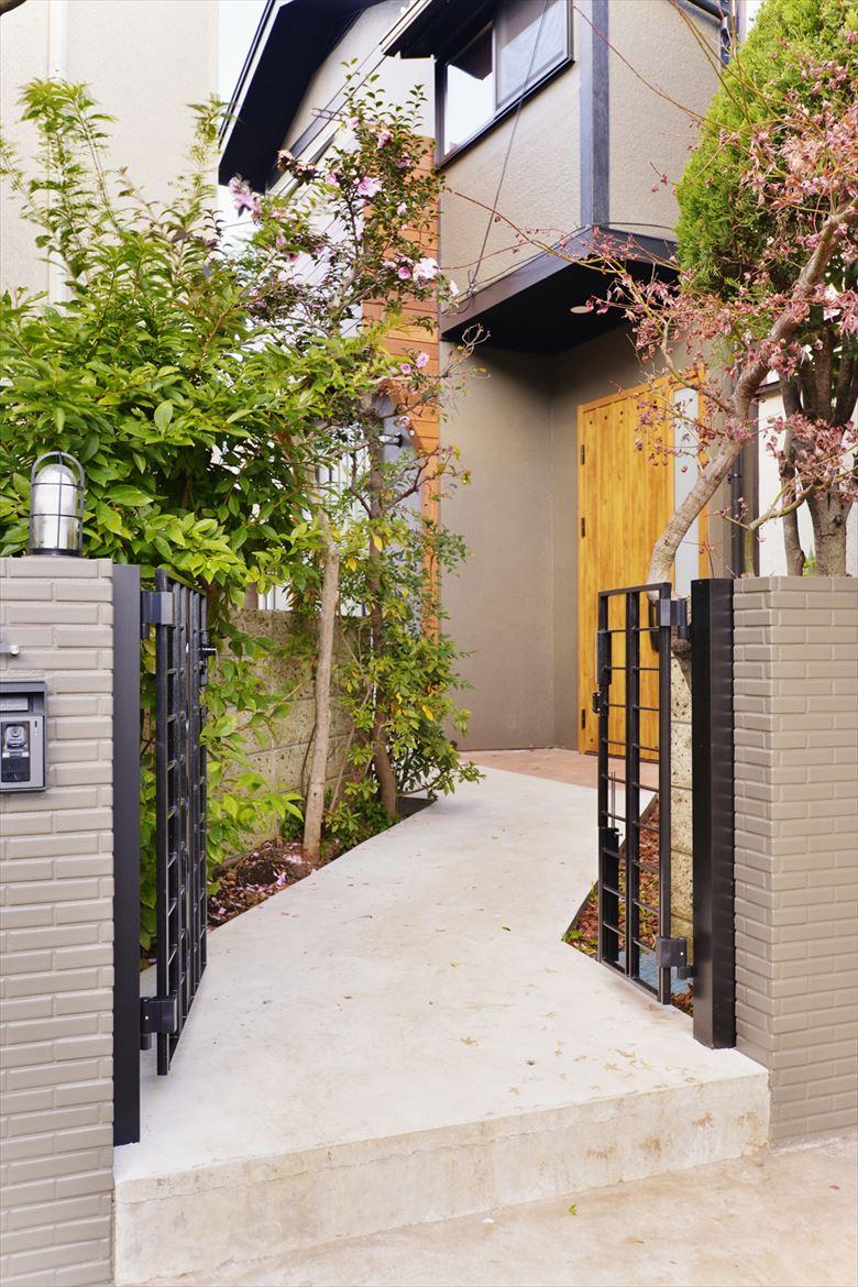 外壁や屋根も老朽化していたため、壁は塗装、屋根は吹き直しすることで、見た目も耐久性も改善。門扉は新しくしたが、門袖は既存のままで塗装して雰囲気を一新した。ベビーカーのお客さまも気軽に来ることができるよう、アプローチは緩やかなスロープに。玄関前は平らにして、夏はプールを出して遊べるようにした