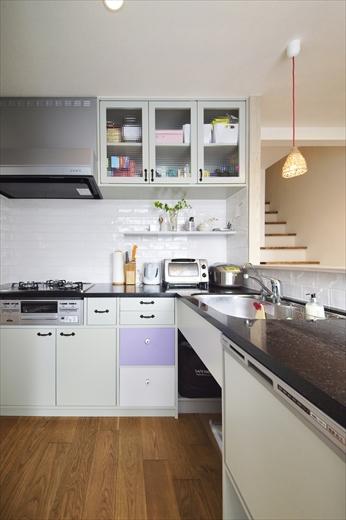 対面キッチンがご希望だったため、I型も検討したが、最終的に使いやすさを考えてL字型のキッチンに。ぴったり収まるように造作した。