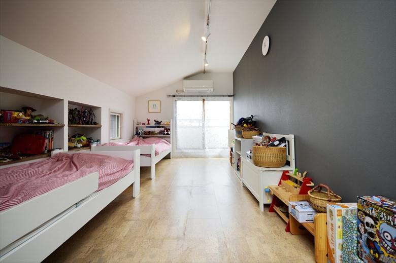 3階の洋室は、大きな収納のスペースを取り込んでお子さん2人で一緒に使える広々とした子ども部屋に。壁は一面のみグレーのアクセントクロス、床は足触りの柔らかなコルクタイル。