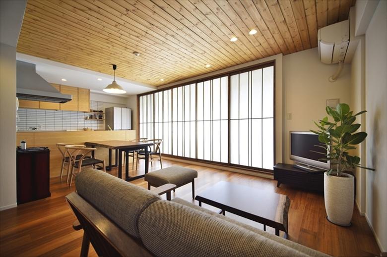 和風モダンの落ち着いた雰囲気がご希望でしたので、リビングの大きな窓は、カーテンではなく障子に。和の趣を感じつつ光も入るようデザインしたオリジナルのものを。