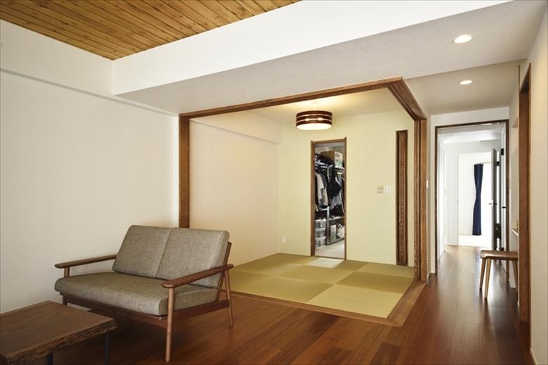 6畳の和室は4.5畳にして、その分リビングを広く。普段はリビングと一体化しているが、必要に応じて戸襖で仕切ることもできる。開け放して使うときは、戸襖を壁内にすっきり収納することが可能。壁は一面のみ施主が自分で塗装。和室の奥はウォークインクロゼット。そのまま寝室に抜けられる。