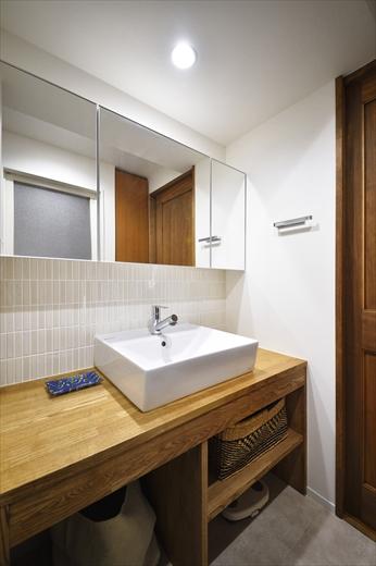 洗面室は位置はそのままに、カウンターはタモ材で造作。高さや収納など、使い勝手に合わせて設計。