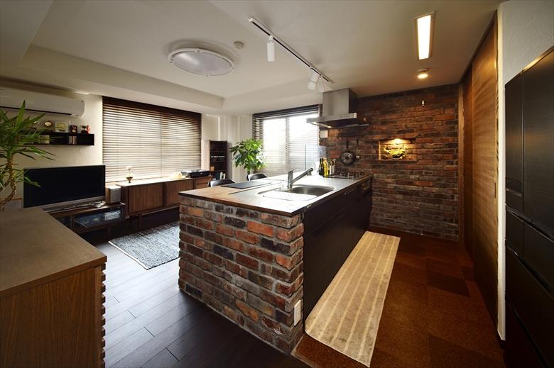 床はマンションの規定により防音フローリングに。表面は無垢材の突板を使ったもので、無垢の木の温もりを感じさせます。キッチンの収納の扉はタモ材で造作。また、Mさんがタバコを吸われるということで、壁材には調湿性と消臭性が高い珪藻土を採用しました。