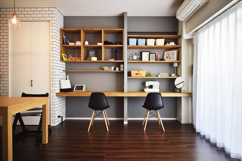 リビングに収納が欲しいということで、壁一面を収納スペースに。ダイニング側には、リビングで使うものを何でもたっぷり収納できる扉付きの収納棚を。その隣のカウンターデスクの上部には本棚を造作。使ったものは、その場ですっきり収納できるようになりました。