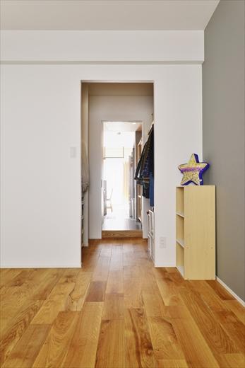 寝室からウォークスルークローゼット・パントリーを通って、キッチンまでアクセスが可能