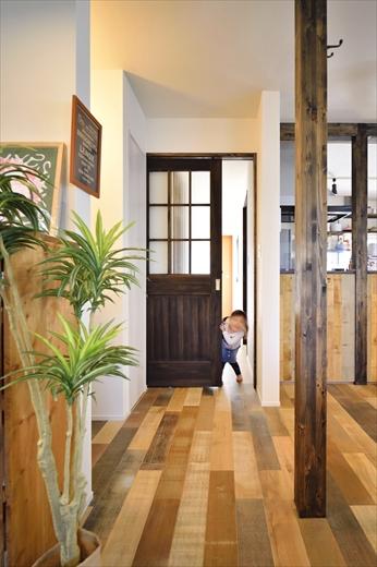 玄関からLDKへのドア。