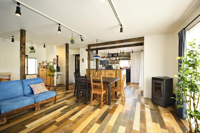 和室だった部分はキッチンに変え、リビングと一体化させた開放的なＬＤＫに。床はざっくりとした風合いが魅力のオークミックスを採用。古材風のアンティークな雰囲気を演出した