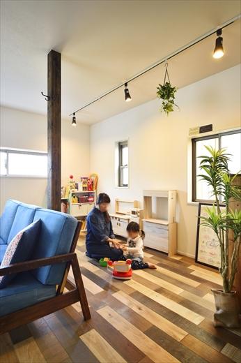 リビングの一部に設けたお子さんの遊ぶスペース。もともと浴室だった部分の柱が何となく空間を分けてくれる。リビングにいながら、またキッチンからも常にお子さんの様子を見守ることができて安心
