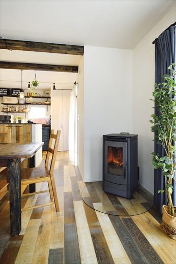 リビングには火のある暮らしを演出するペレットストーブを。インテリアとして、使わないときでもラフな部屋の雰囲気に馴染んでくれる