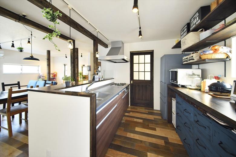 収納スペースにもそれぞれこだわったKさん。キッチン背面の収納スペースは家電を乗せるカウンターと上部のオープンな収納棚を造作。カウンター下の引出しは既製品をKさんが塗装。