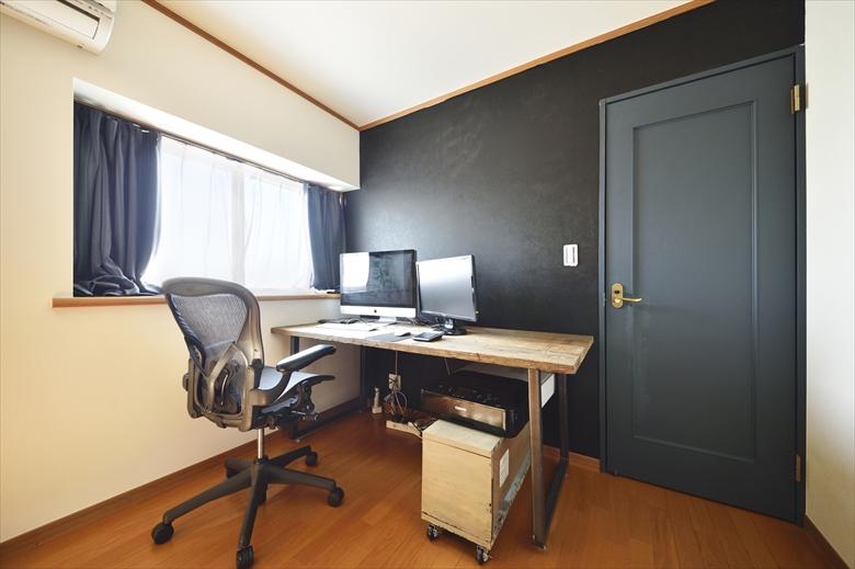 「シンプルな色味のインテリアが映える、ラフな雰囲気の男前デザイン」の書斎