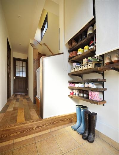 玄関の棚板とロールスクリーンのシンプルな下足収納はKさんのＤＩＹ。デザインは一緒に考えて、下地などＤＩＹができるよう準備した。玄関の床のタイルは既存のまま。
