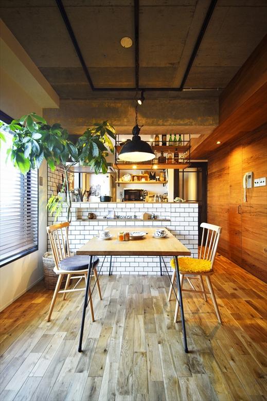 キッチンのカウンターはSさんのお気に入りの白いタイル。カウンター上のアイアンの棚や、キッチン奥の収納棚など見せる収納でカフェらしさを演出。